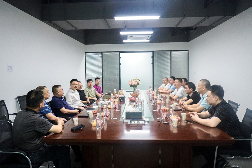 情系桑梓 共謀發(fā)展｜橋頭鎮(zhèn)黨委書(shū)記馮大彰一行蒞臨速威智能考察指導(dǎo)，共繪家鄉(xiāng)發(fā)展藍(lán)圖